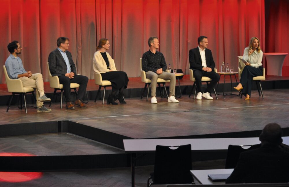 Discussione con Andreas Preller, Tom Russi, Nina Schaller, Cuno Singer, Roger Siegenthaler e la moderatrice Andrea Vetsch (da sinistra a destra) © Thomas Berner