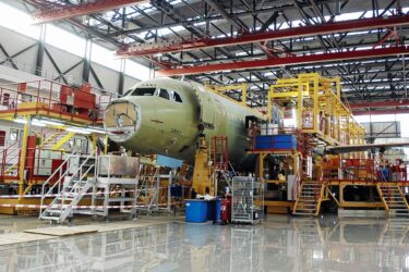 Profiting from quality defects at aircraft manufacturer Boeing? An Airbus A320 during final assembly at the plant in Tianjin, China. © ChinaImages / Depositphotos.com